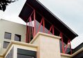 Pipa Galvanis Menjulang Tinggi di Atap Rumah