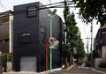 Fasad Tampak Misterius dengan warna hitam
