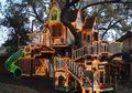 Sambut Natal Dengan Rumah Pohon Karya James Curvan