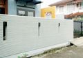 Tampil Modern dengan Pagar Bergaris