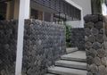 Pagar Batu Mirip Sarang Lebah