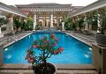 Teras Dengan Kolam yang Menyenangkan