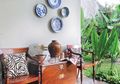 Piring Kuno dan Dek Kayu di Teras