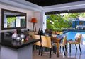 Menyantap Hidangan Menatap Kolam Renang