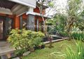 Taman Entrance Konsep Tropis Berbalut Batu Alam