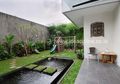Ada Jembatan Rumput di atas Kolam