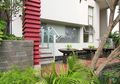 Unik dengan Kolam Ikan Koi dan Lahan Bertingkat