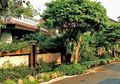 Hias Taman Pinggir Jalan dengan Batu Pondasi