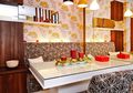 Wallcover Bunga Menambah Kecantikan Ruang Makan