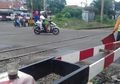 Pengendara Kendaraan Bermotor saat Diingatkan Penjaga Perlintasan Kereta: Terserah Gua, Mau Lu Apa?