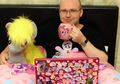 Ian Taylor, Menghabiskan Puluhan Juta Rupiah Tiap Tahun Demi Mengoleksi Boneka Poni