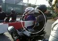 Pemotor Nekat, Palang Kereta Api Jadi Mainan
