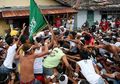 Gendong Kambing, Cara Unik Orang Telehu Merayakan Idul Adha