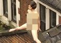 Poppy Jackson, Wanita yang Membuat Karya Seni dengan Duduk Telanjang di Atas Atap Rumah Selama 4 Jam