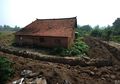 Frustasi dengan Sepasang Petani Tua yang Tidak Mau Pindah, Pengembang Menggali Parit 1,5 Meter di Sekeliling Rumah Mereka