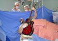 Anthony Kulkamp Dias Memainkan Lagu The Beatles Saat Melakukan Operasi Tumor Otak