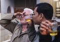 Menjijikkan Memang, tapi Sudah Ada Bukti Empiris tentang Manfaat Minum Air Kencing