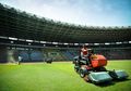 (FOTO) Merawat Rumput Stadion Gelora Bung Karno