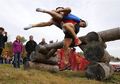 Wife Carrying Championship: Ajang Para Suami Menggendong Istri Lewati Berbagai Rintangan