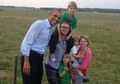 Keluarga Ini Rela Mendaki Stonehenge demi Selfie dengan Barack Obama