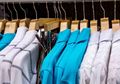 Memadukan Jenis Pakaian dengan Bentuk Gantungan yang Tepat, Perpanjang Usia Pakaian