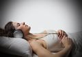 Jangan Mengulanginya Lagi, Ini Bahayanya Tidur Sambil Mendengarkan Musik Lewat Earphone