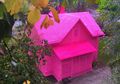Seniman asal Polandia Ini Menutupi Seluruh Rumah Berusia 100 Tahun dengan Rajutan Berwarna Pink