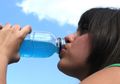 Hati-hati, Cara Minum yang Selama Ini Kita Lakukan saat Kehausan Ini Ternyata Keliru