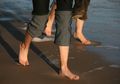 Manfaat Berjalan Tanpa Alas Kaki