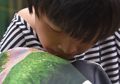 Perempuan Penderita Cerebral Palsy ini Merajut Kristik Menggunakan Mulutnya