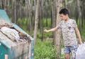 Bocah 12 Tahun Ini Mengais-ngais Sampah untuk Membantu Pengobatan Kanker Ibu Tirinya