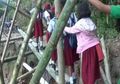 Melihat Perjuangan Murid SD Menyebrangi Jembatan dari Dua Bilah Bambu Demi Pergi Sekolah di Sulawesi