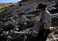 Pemandu Turis dari Bolivia Ini Tak Sengaja Menemukan Jejak Kaki Dinosaurus Paling Besar di Dunia