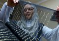 Seniman Ini Habiskan 3 Tahun Menulis Ulang Al-Quran dengan Tinta Emas pada 164 Lembar Sutra