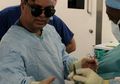 Dokter Ini Menggunakan Kacamata Snapchat Spectacle Untuk Operasi dan Bahan Ajar Mahasiswa