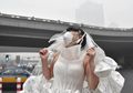 Seniman Beijing Ini Membuat Gaun Pengantin dari Masker sebagai Protes Polusi Udara