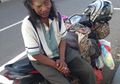 Jarang Dapat Penumpang Karena Barang Bawaannya, Kisah Tukang Ojek Ini Bakal Bikin Kita Terenyuh