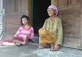 Demi Ilmu Agama, Perempuan Ini Rela Gendong Putrinya yang Lumpuh ke Pengajian 5 Kali dalam Sebulan