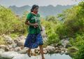 Lurar Biasa, Meski Kenakan Sandal Perempuan 22 Tahun Ini Berhasil Memenangkan Lari Ultramaraton Sejauh 50 Km, Ini Rahasianya