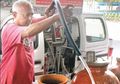 Inspiratif, Selamat dari Kanker, Pria Ini Sukarela Bagikan Air Bersih Kepada Orang Miskin dan Kehausan