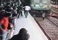 (Video) Tak Dengar Peringatan karena Gunakan ‘Earphone’, Wanita Ini Tertabrak Kereta, Untung Masih Ada Keajaiban
