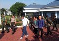 Jokowi Kekinian, Tampil Trendi Dengan Celana Jeans Dan Sneakers