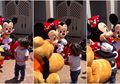 (Video) Badut Disney Ini Memberi Kejutan Mengharukan yang Mungkin Hanya Bisa Dirasakan Anak Tunarungu
