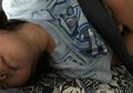 United Airlines Berulah Lagi: Balita Ini Harus Tidur di Pangkuan Ibunya Setelah Kursinya ‘Direbut’ Penumpang Lain