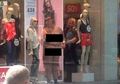 Dengan Bertelanjang Bulat, Wanita Ini Lancarkan Protes Kepada Manekin