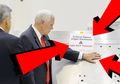 (FOTO) Gara-gara Menyentuh “Do Not Touch”, Wapres Ini Menjadi Serangan Meme