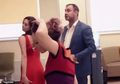 Merasa Tak Dilayani dengan Baik, Nasabah Ini Datangi Bank Bersama Dua Gadis untuk Beri Pertunjukkan Tak Pantas