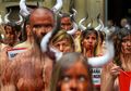 Demi Memprotes Festival Dikejar Banteng, Ratusan Muda-Mudi Ini Tampil Telanjang