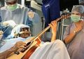 Untuk Kesuksesan Operasinya, Musisi India Terus Bermain Musik Meski Sedang Menjalani Operasi