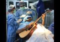 Jalani Operasi Otak Selama 4 Jam, Musisi Ini Tetap Memetik Gitar Tanpa Henti